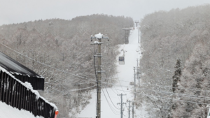 ロープウェイでスキー場へ